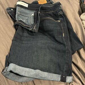 Levi Strauss Mid rise shorts size 18 stretchy material